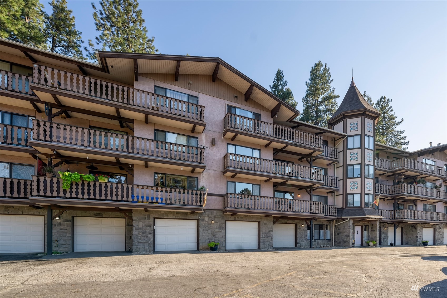 325 Division Street Unit: 207