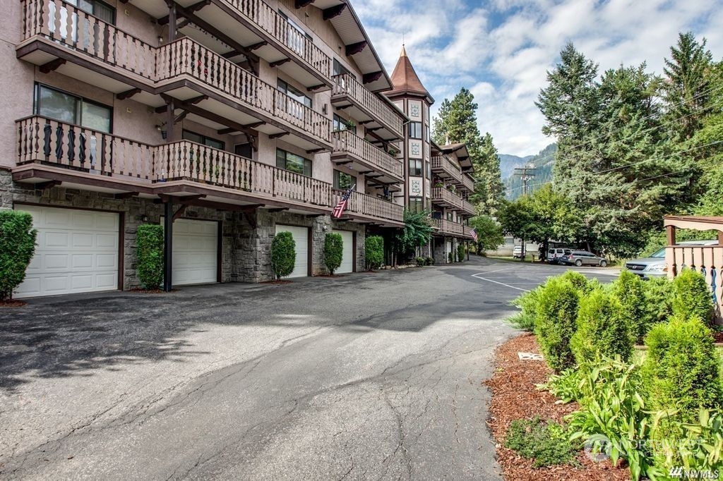 325 Division Street Unit: 109