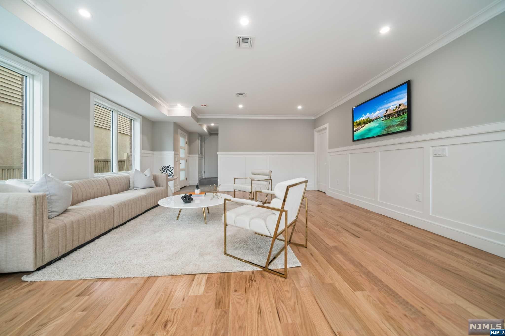 319 8th Street 1
