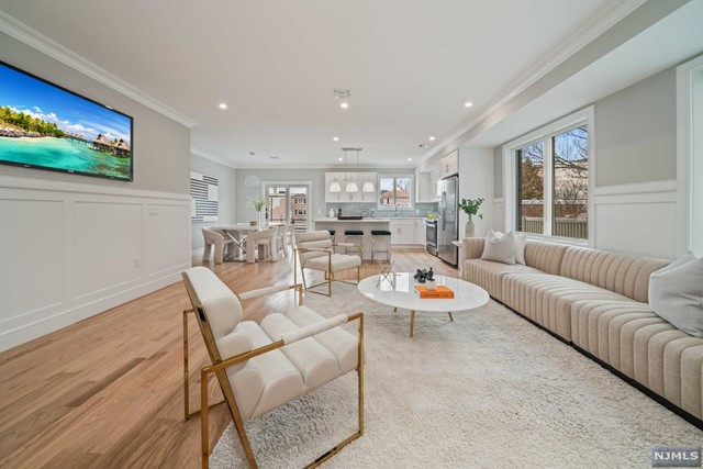 319 8th Street 1