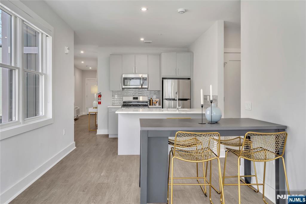 491 Walker Street 2F