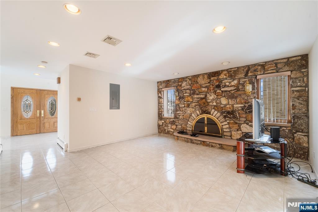 488 Walnut Street