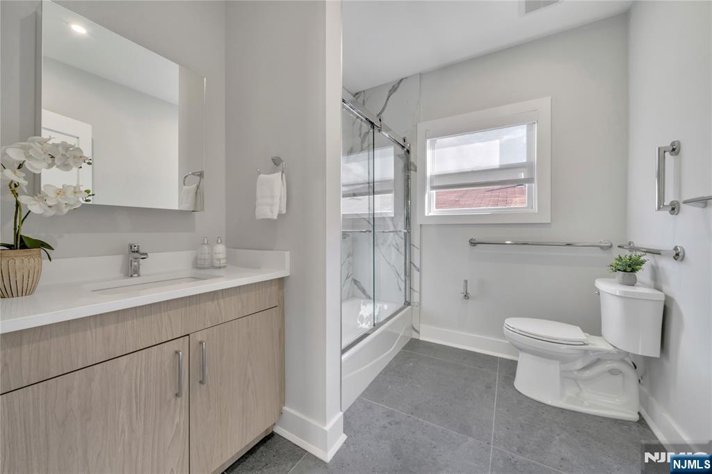 491 Walker Street 3E