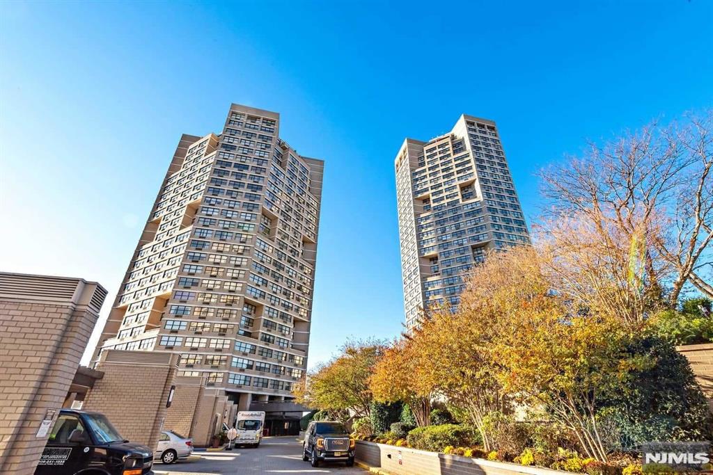 7002 Boulevard East 37F