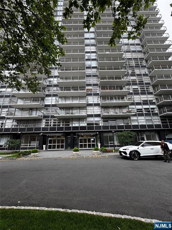 6050 Boulevard East 16J