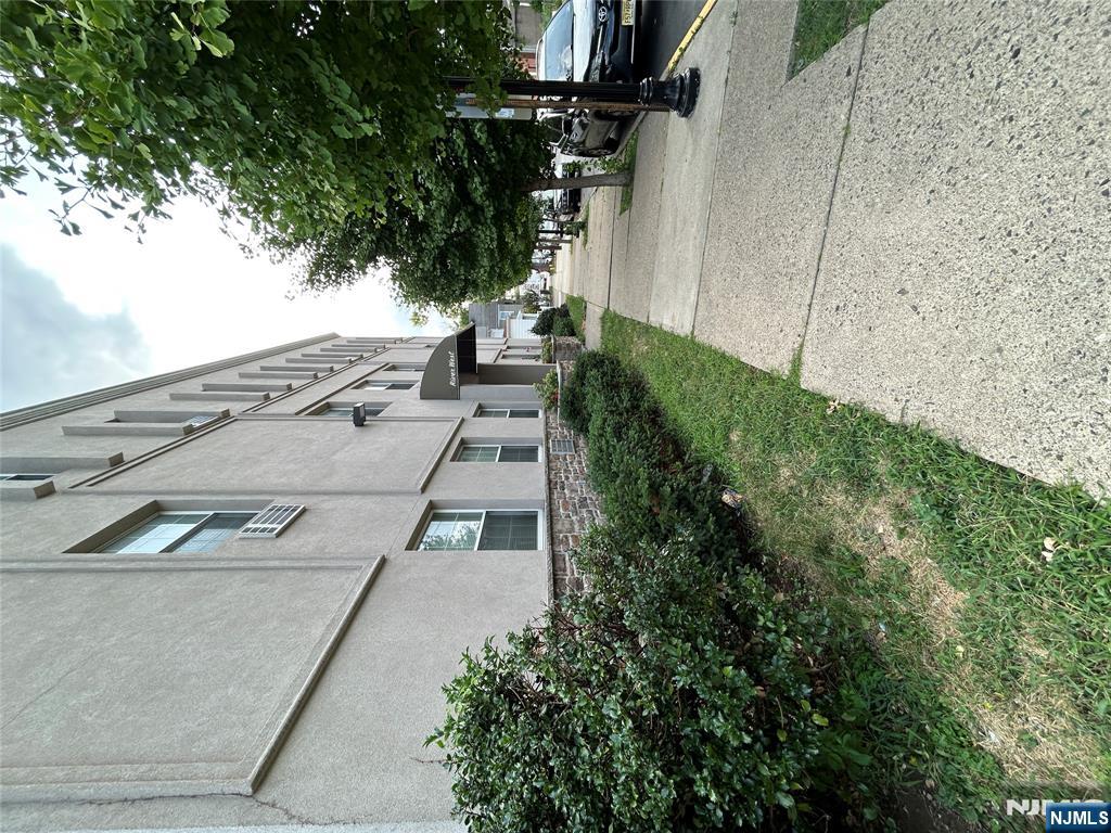 61 Kansas Street 3C
