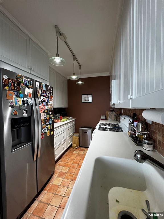 6050 Boulevard East 16J