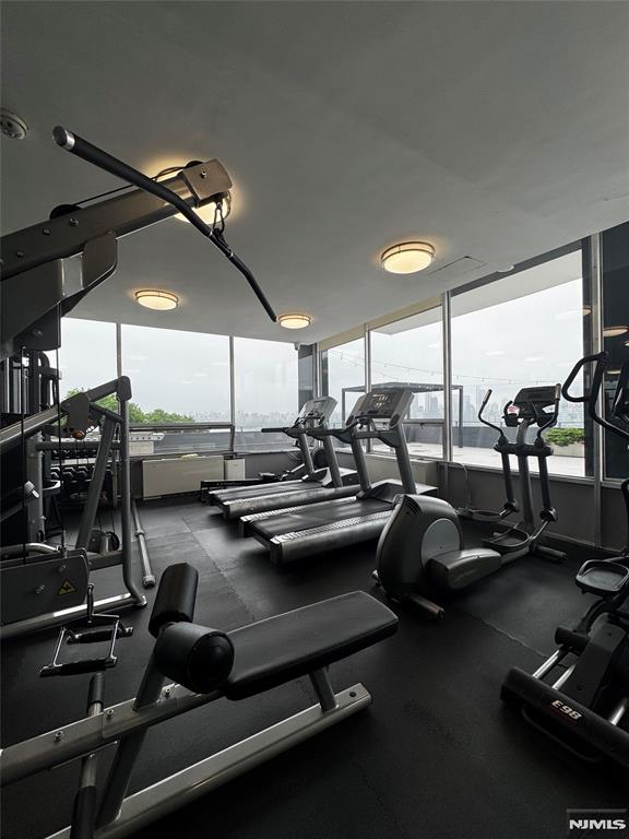 6050 Boulevard East 16J