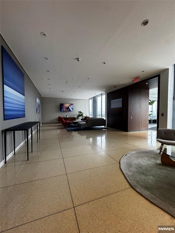 6050 Boulevard East 16J