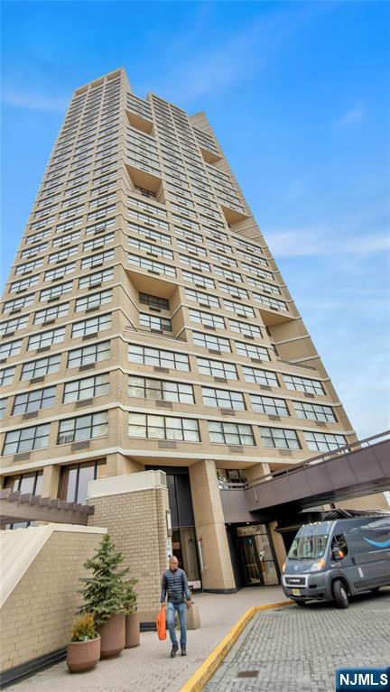 7000 Boulevard East 32C