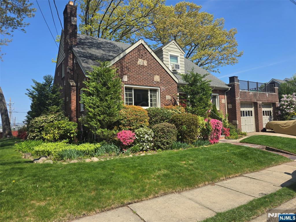 585 Monroe Place