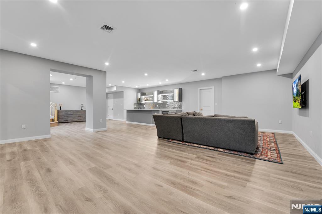 4 Crescent Court