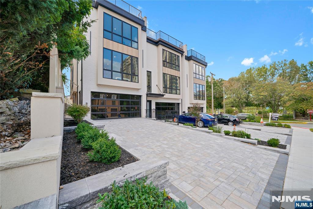 470 Palisades Boulevard