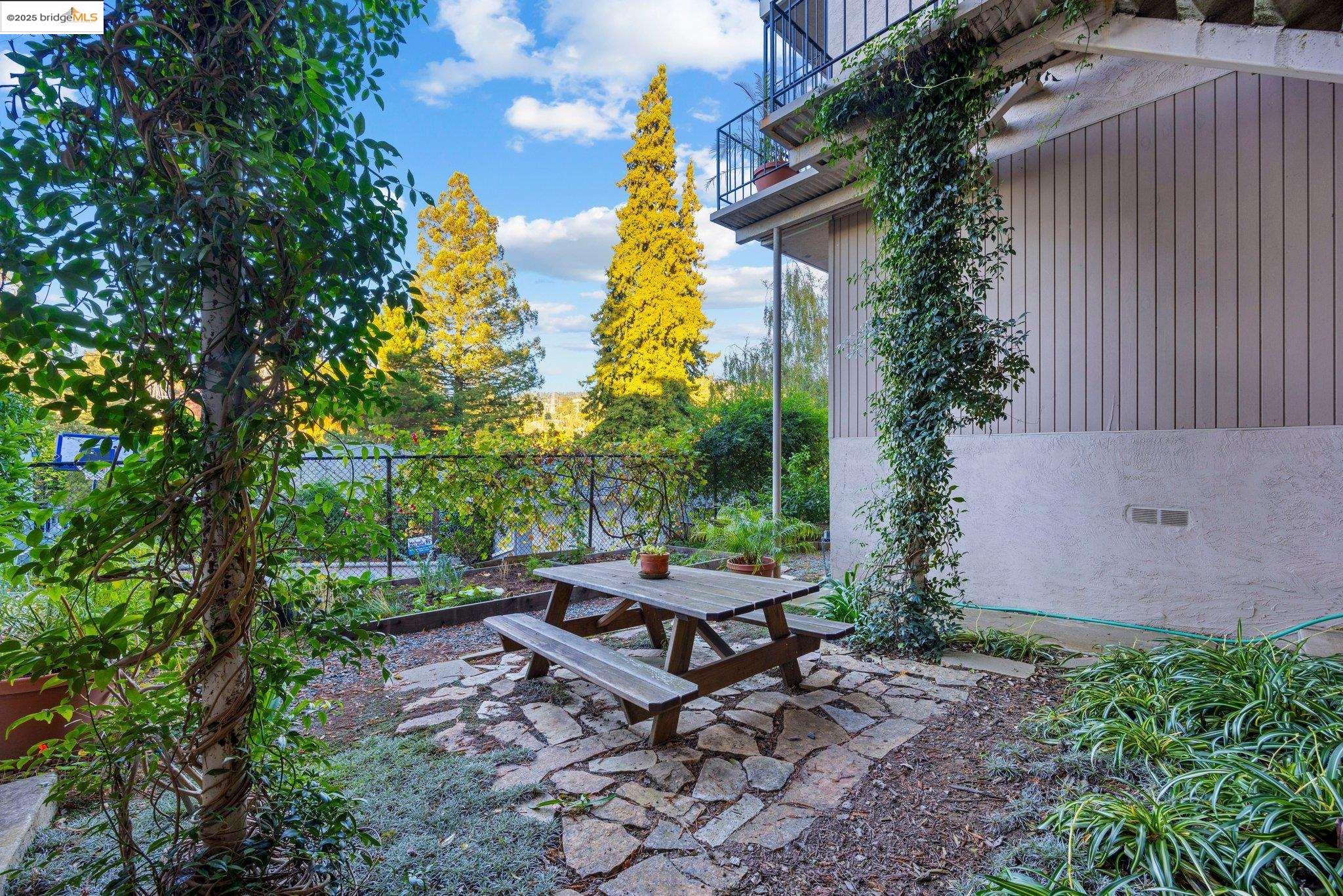 1124 Hollywood Ave # 2