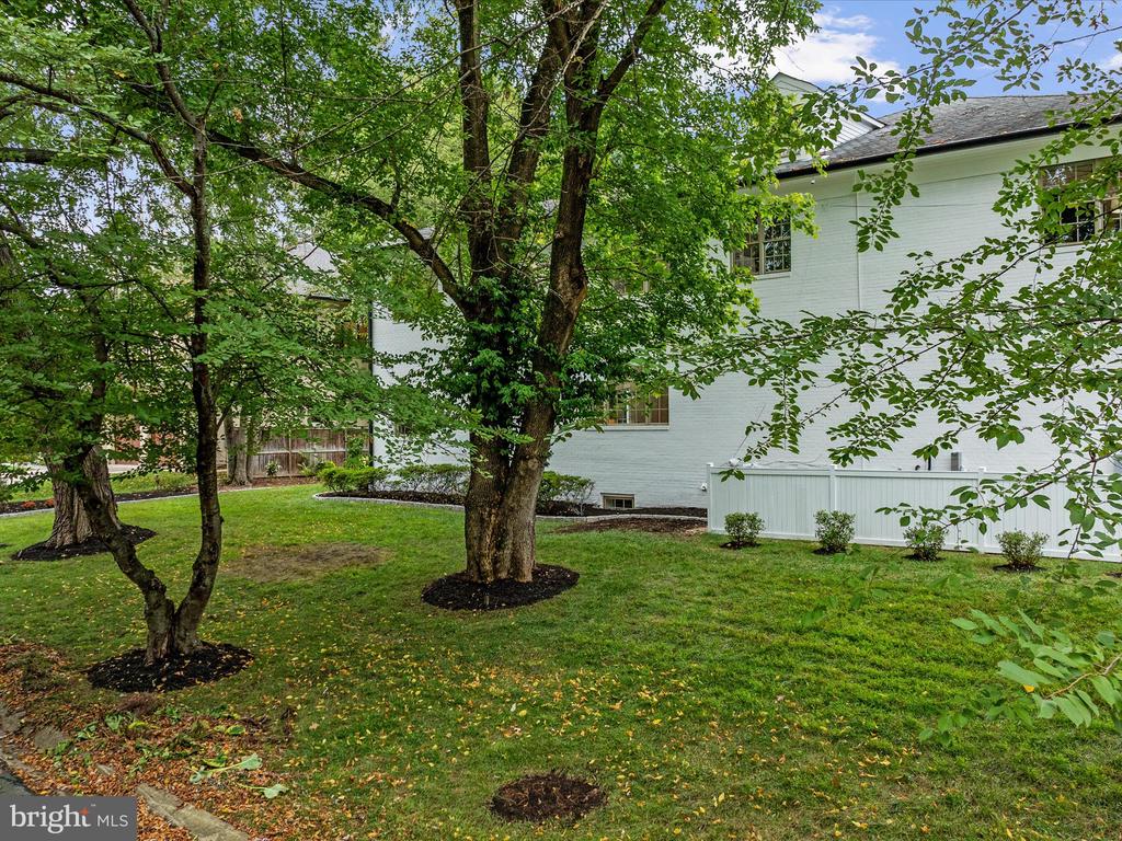 7605 Leesburg Dr
