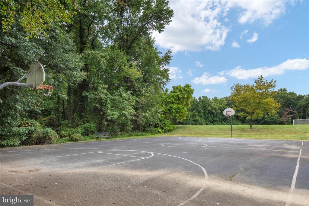 5902 Lockwood Rd