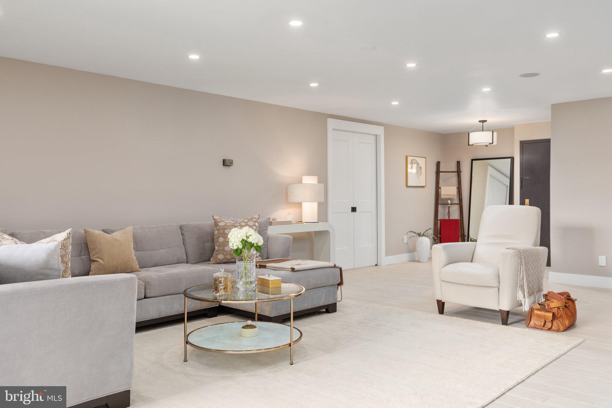 1800 Old Meadow ROAD Unit: 910