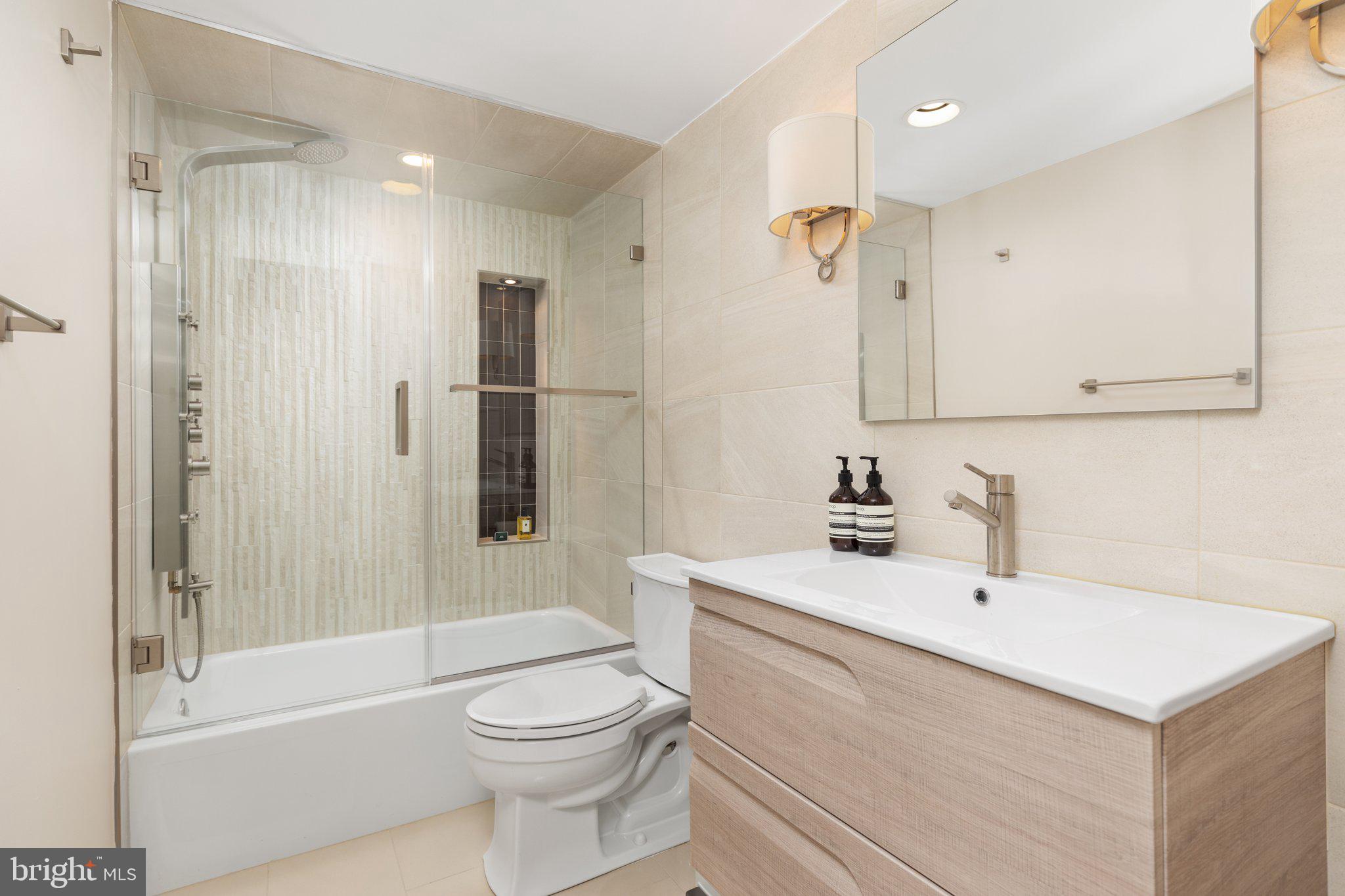 1800 Old Meadow ROAD Unit: 910