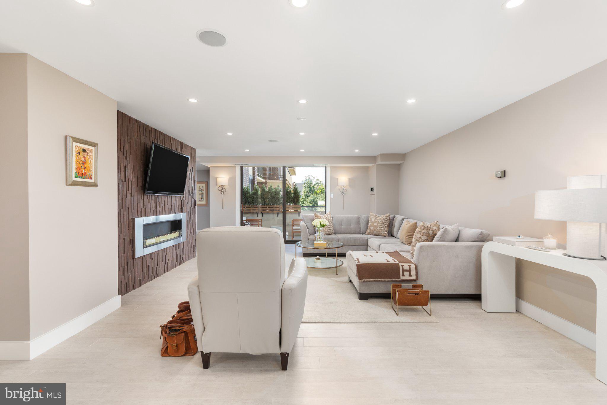 1800 Old Meadow ROAD Unit: 910