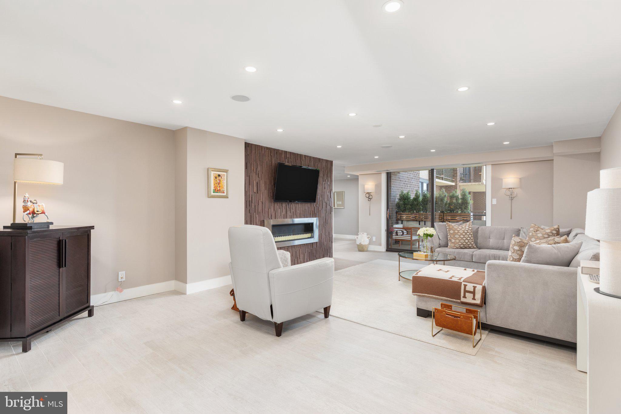 1800 Old Meadow ROAD Unit: 910