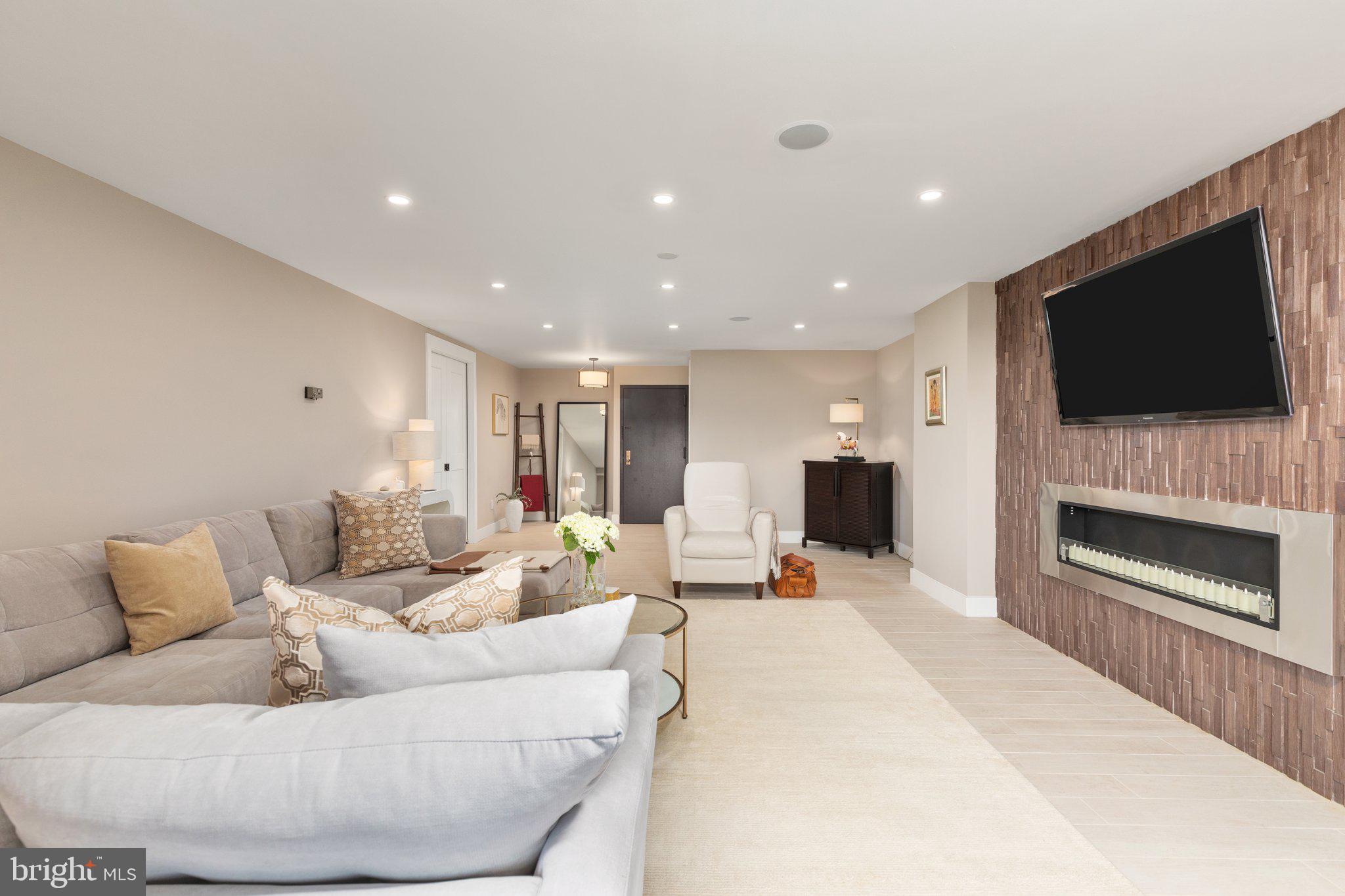 1800 Old Meadow ROAD Unit: 910