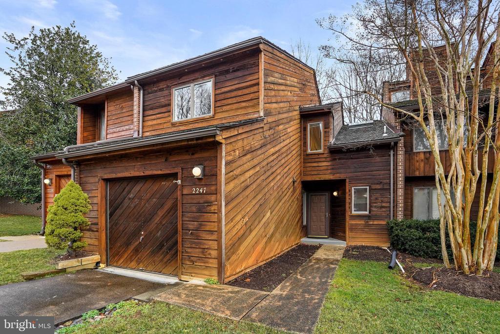 2247 CEDAR COVE COURT