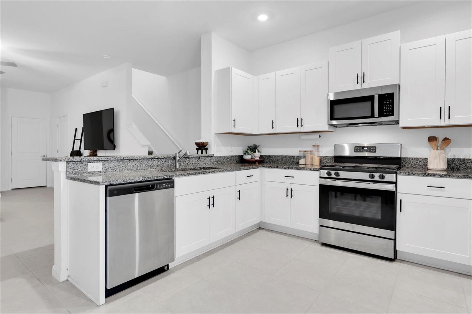 8211 CRESCENT OAKS DR