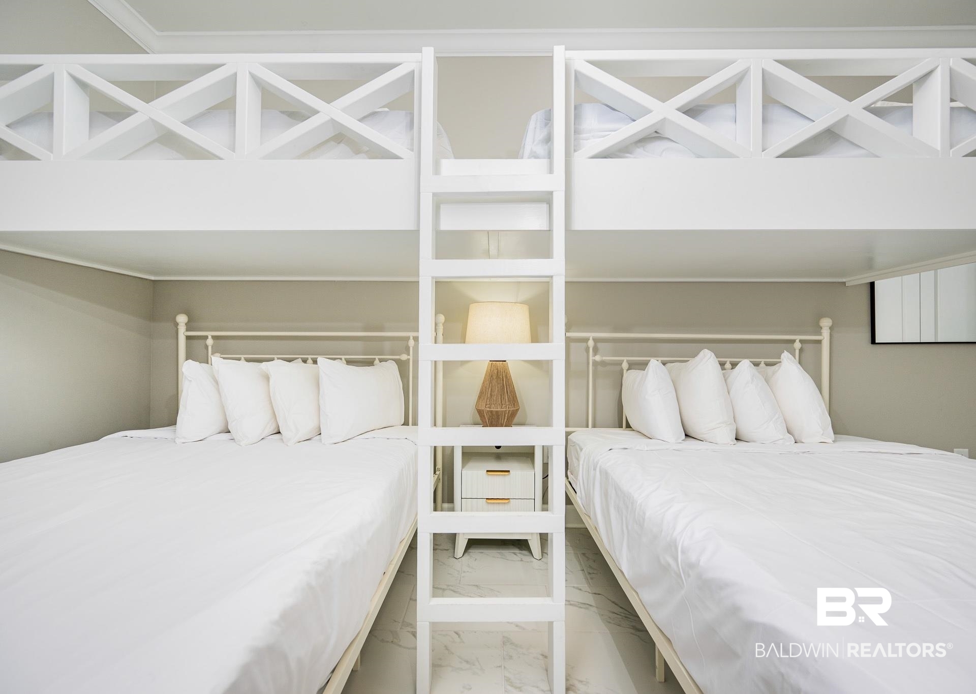 533 E Beach Boulevard 19AW1