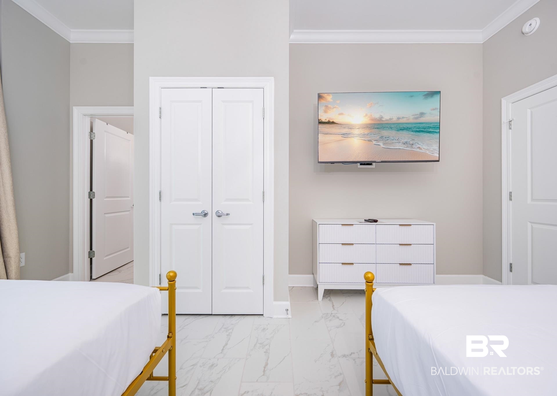 533 E Beach Boulevard 19AW1