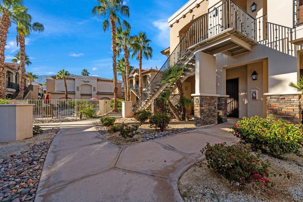 50590 Santa Rosa Plaza 1