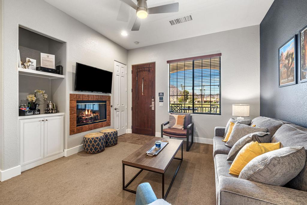 50610 Santa Rosa Plaza 7