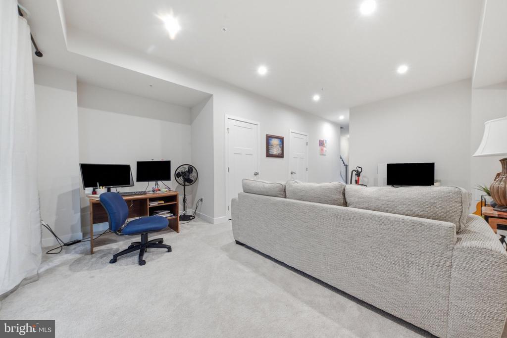 653 LAKEMONT DRIVE