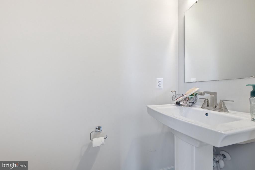 653 LAKEMONT DRIVE
