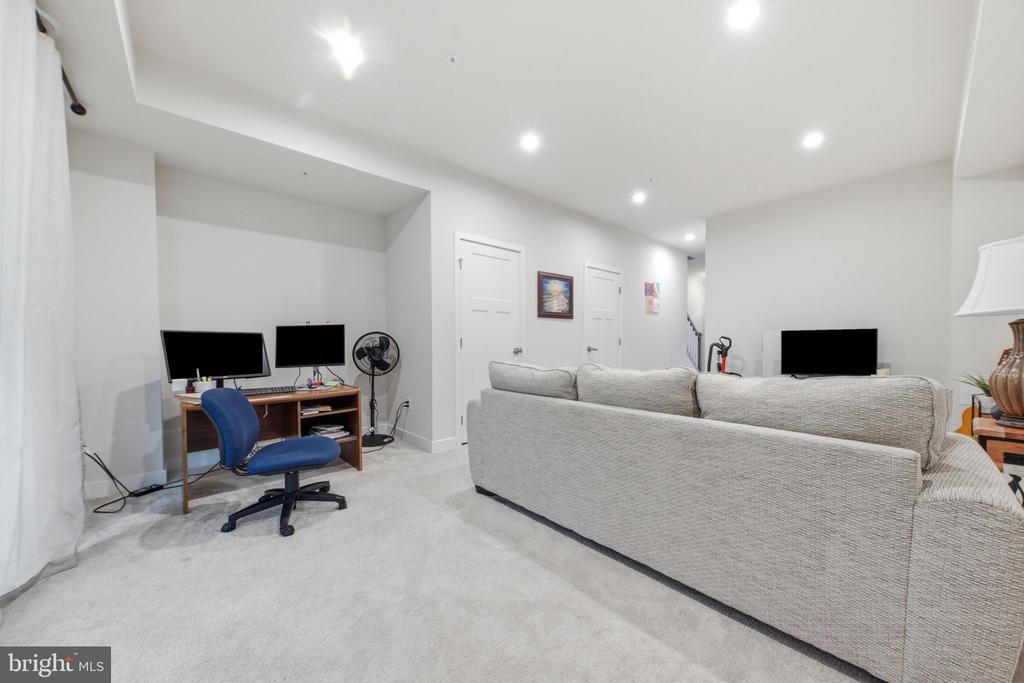 653 LAKEMONT DRIVE