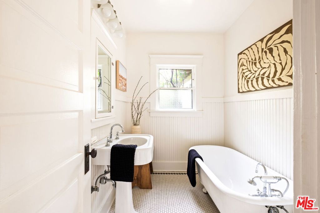 1102 N Catalina Avenue