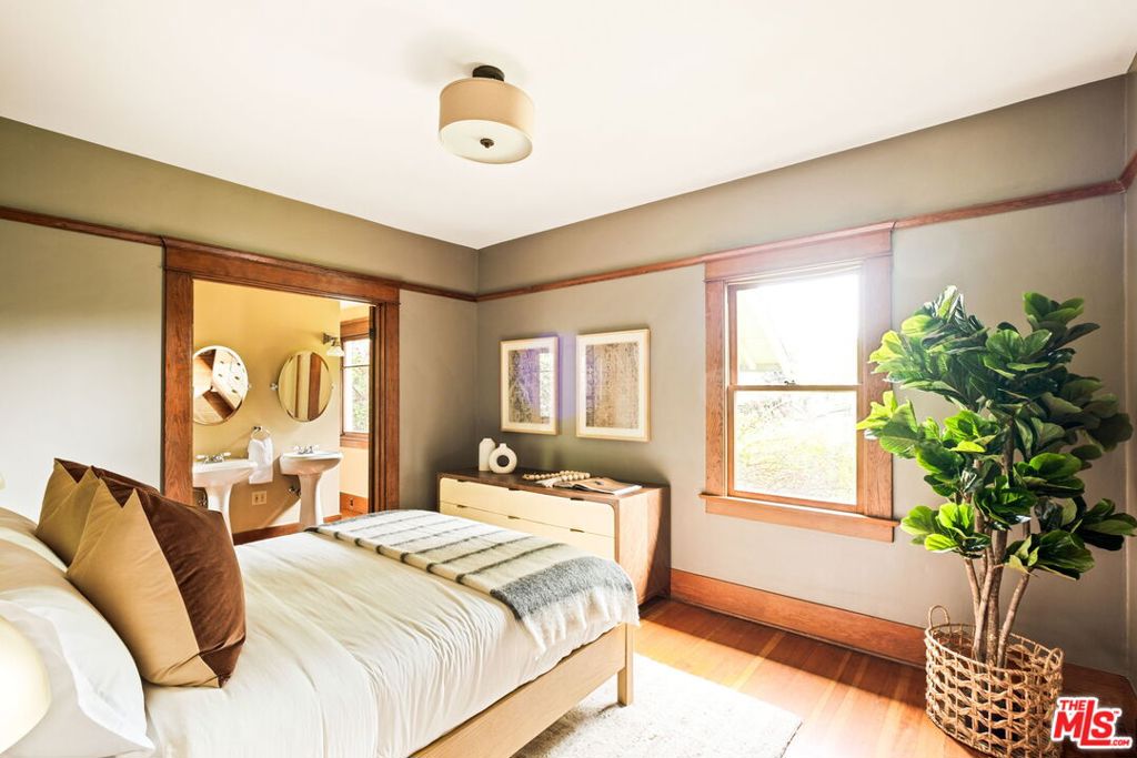 1102 N Catalina Avenue