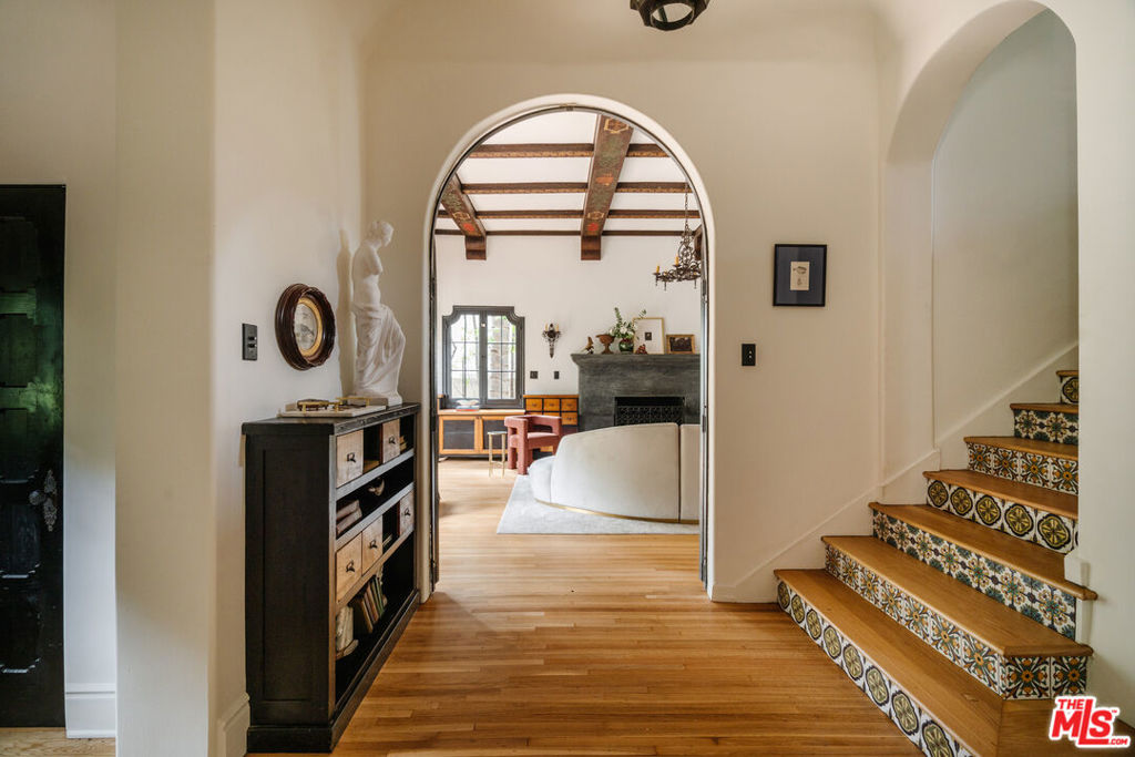 1929 N Hobart Boulevard