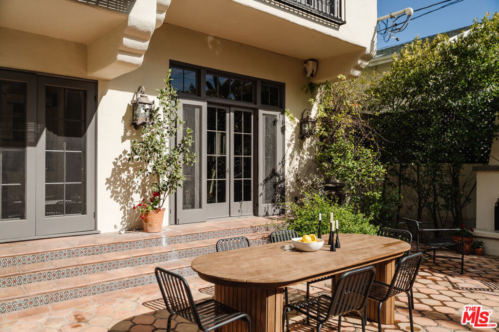 1929 N Hobart Boulevard