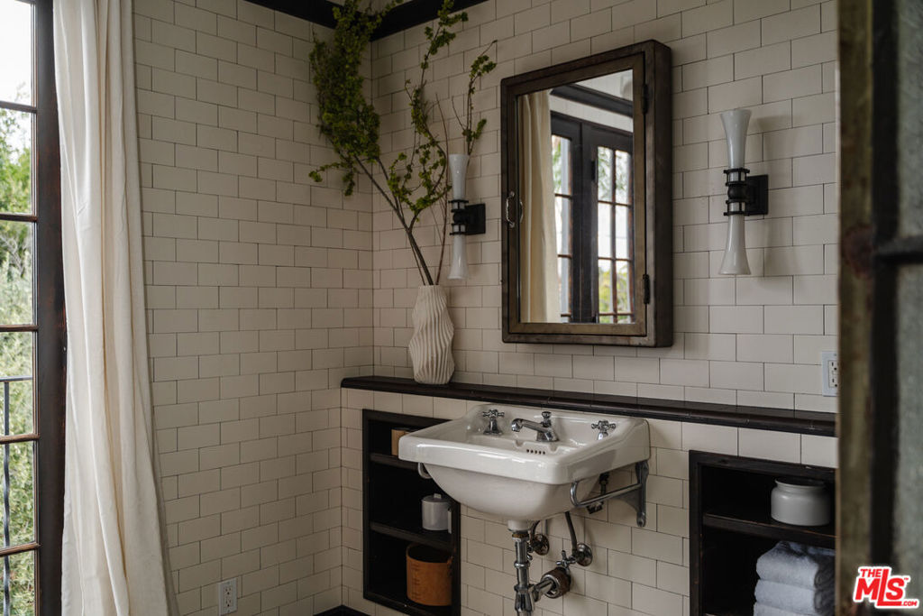 1929 N Hobart Boulevard