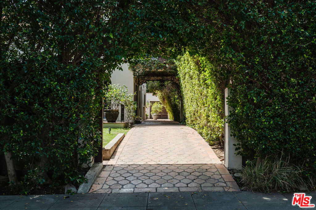 1929 N Hobart Boulevard