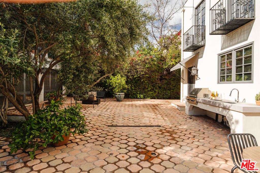 1929 N Hobart Boulevard