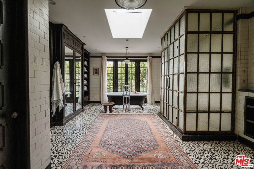 1929 N Hobart Boulevard