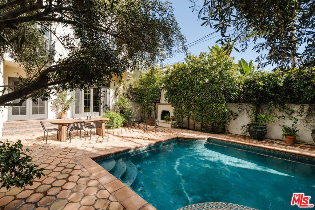 1929 N Hobart Boulevard