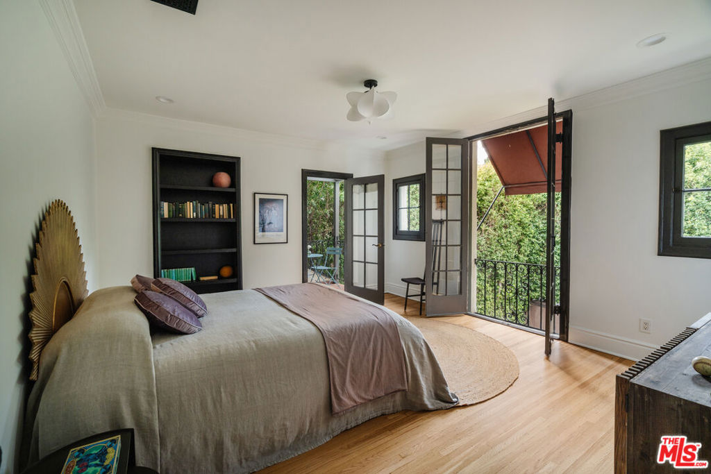 1929 N Hobart Boulevard