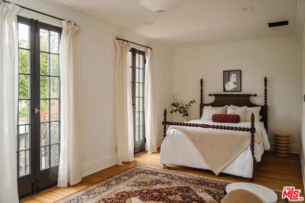 1929 N Hobart Boulevard