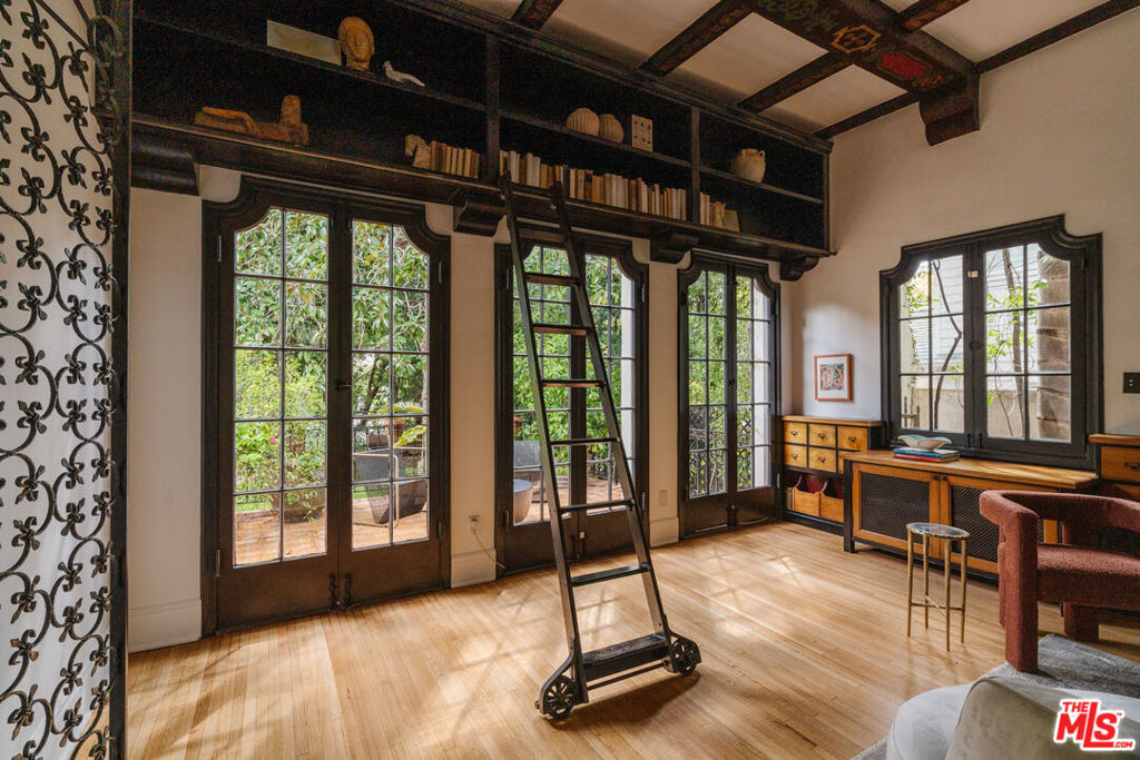 1929 N Hobart Boulevard