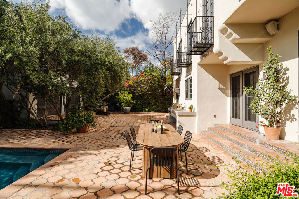 1929 N Hobart Boulevard