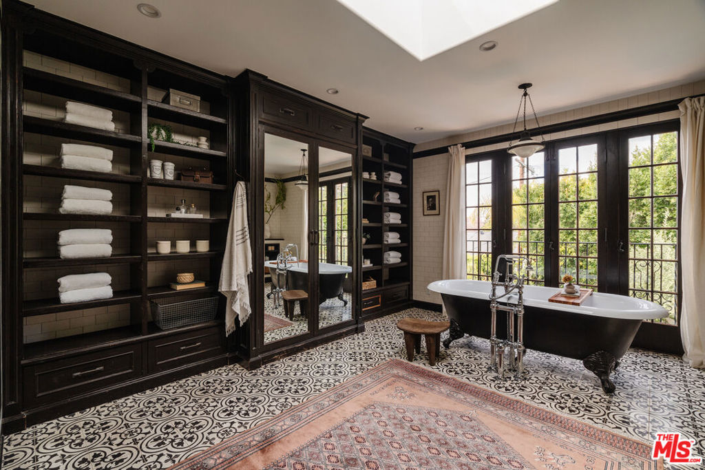 1929 N Hobart Boulevard