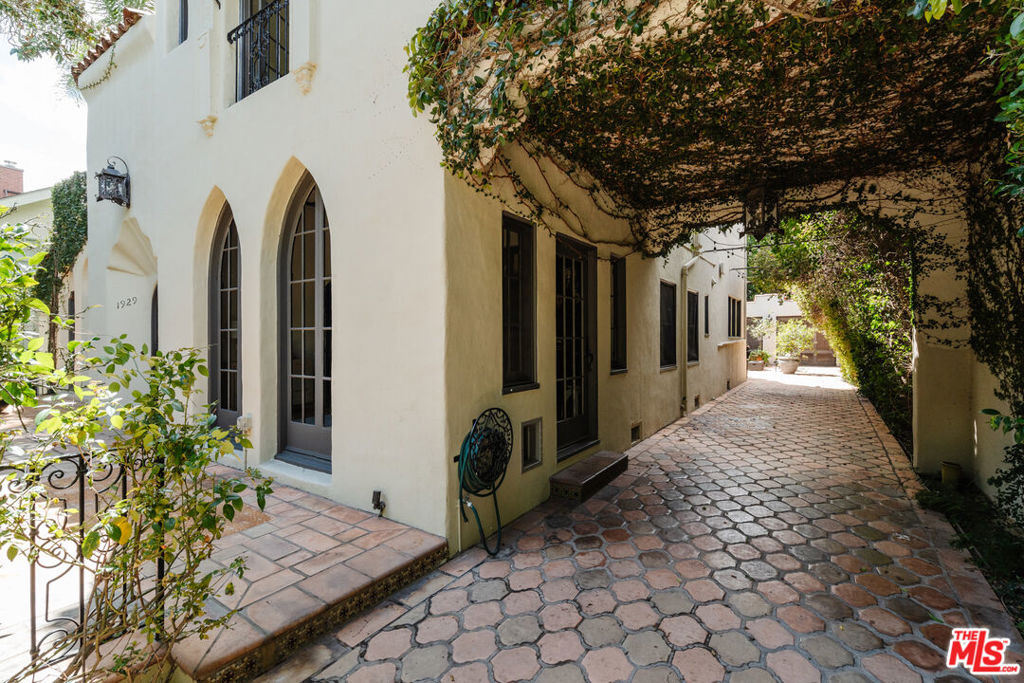 1929 N Hobart Boulevard