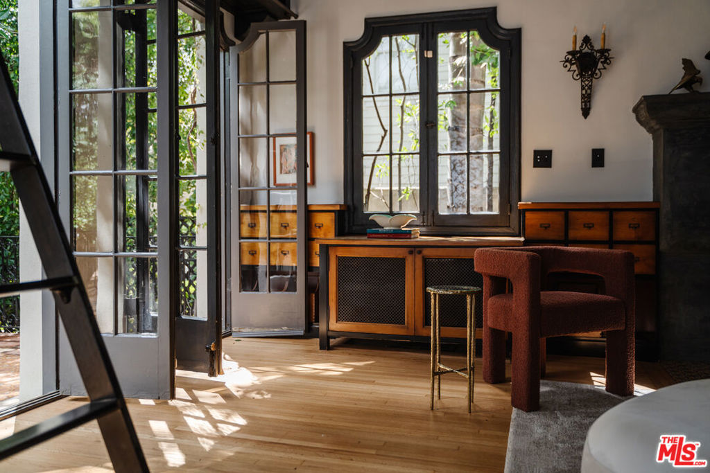 1929 N Hobart Boulevard